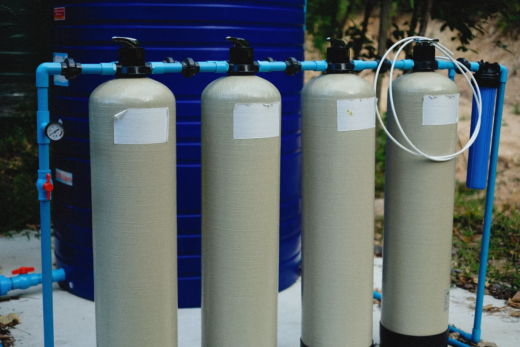 Batería de filtros de purificación y tanque de almacenamiento de agua
