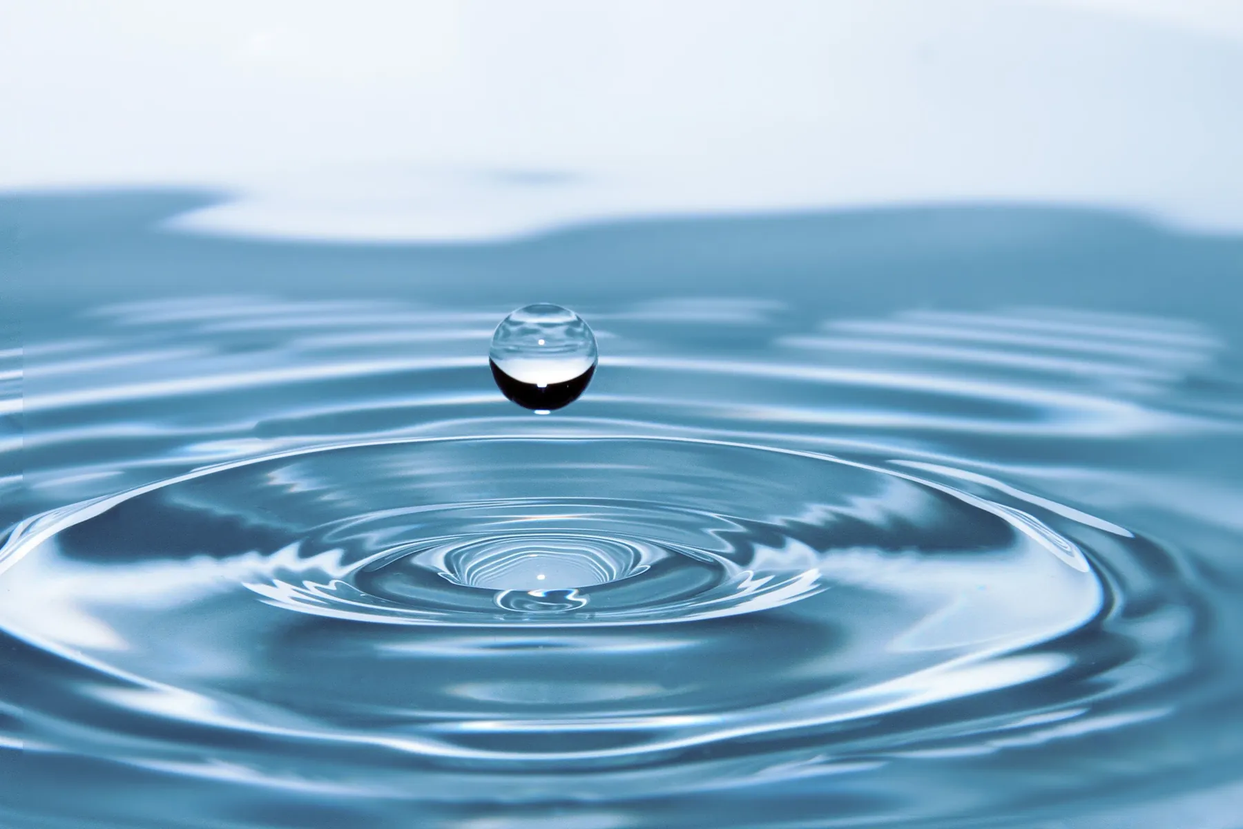 Gota de agua suspendida sobre ondas concéntricas