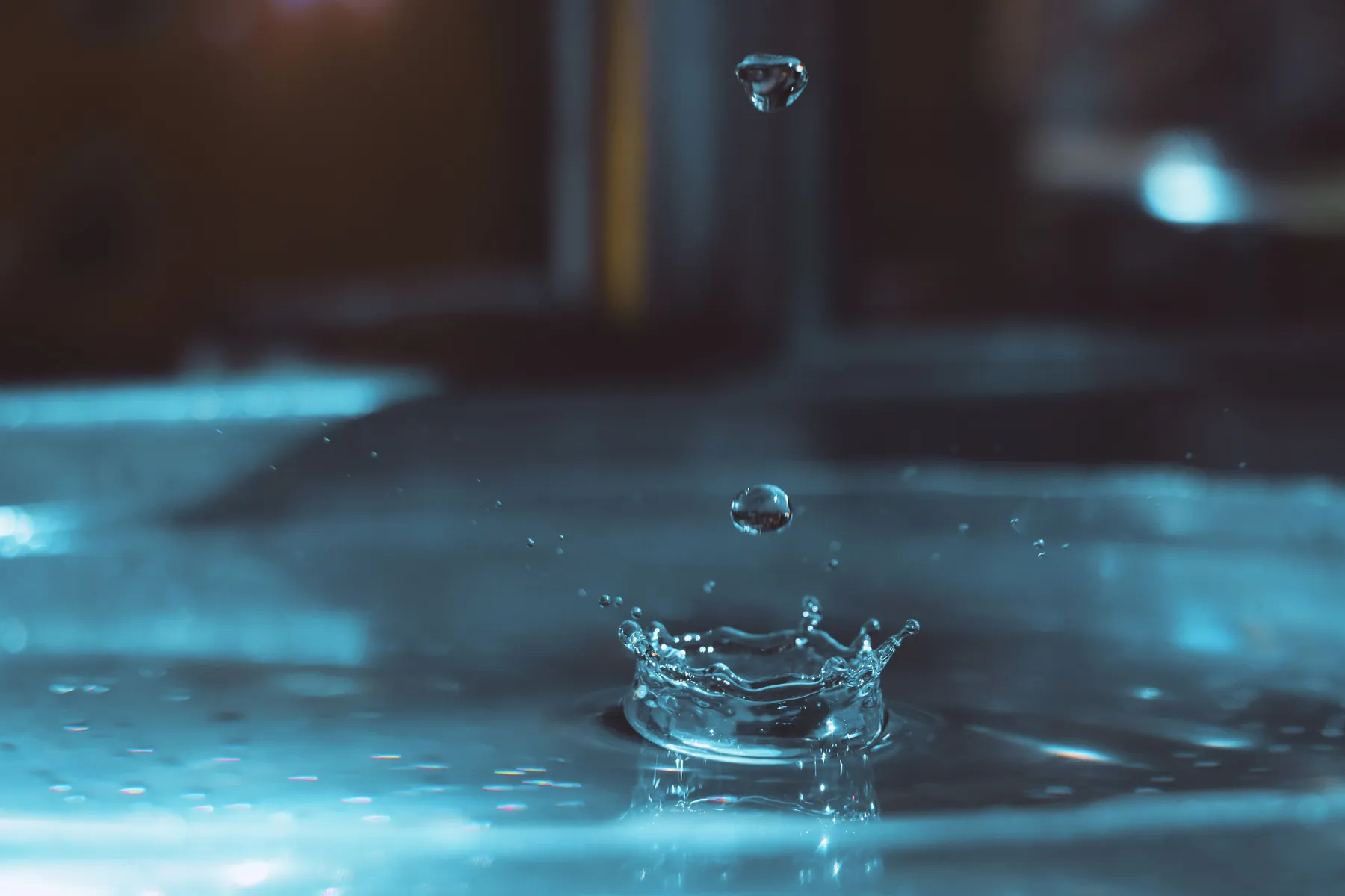 Corona de agua formada por una gota sobre fondo oscuro