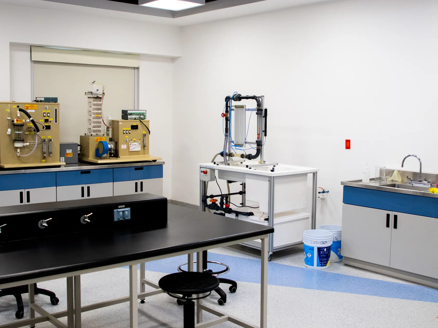 Laboratorio de análisis de agua con equipo de medición