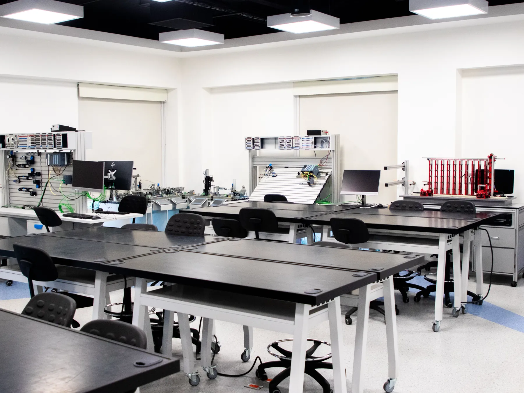 Laboratorio de ingeniería electrónica donde se desarrollan los equipos